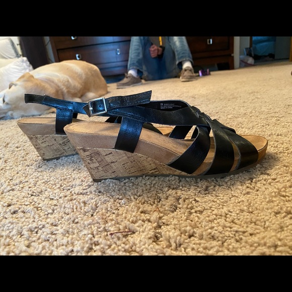 Black cork wedged sandals. Size 8 - Picture 4 of 5